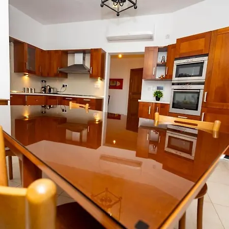 Prime Located By *the Sea* Apartament