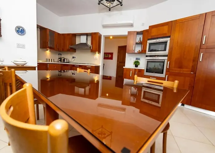 Prime Located By *the Sea* Apartament